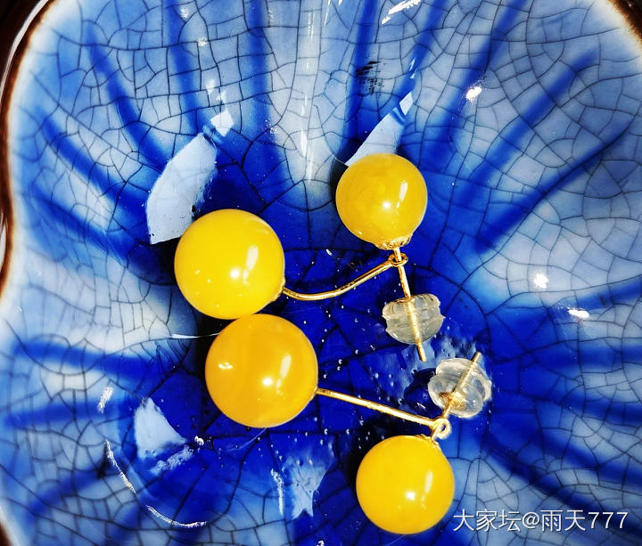 18k金镶嵌的耳环_金