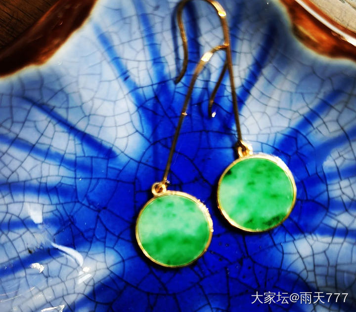 18k金镶嵌的耳环_金
