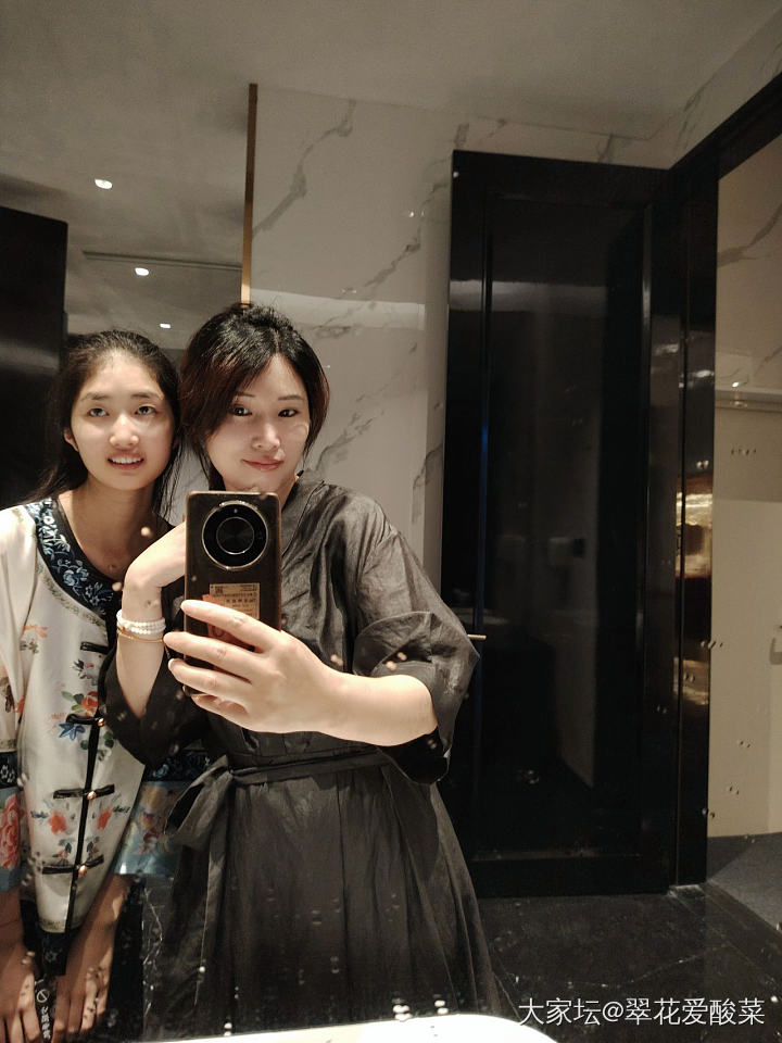 今 好女儿回来，带她出来吃饭，自己微醺中，拍张合照😁_育教亲子