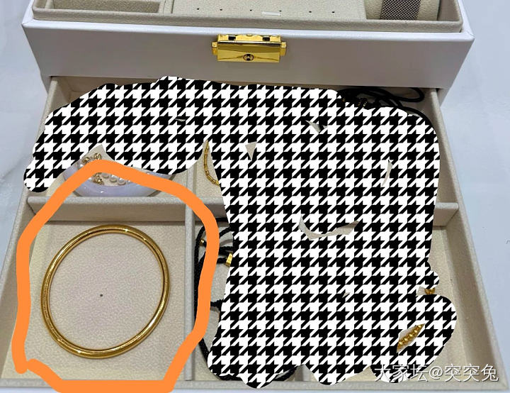 姐妹们这款手镯周大福家有吗？_金