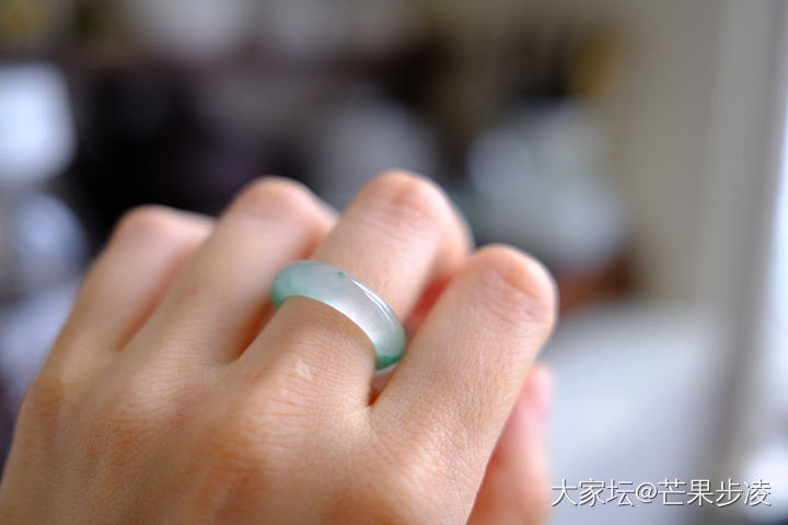 去年5月入坑的独龙玉，一年下来了还是喜欢的，手镯也没什么变化，回头看当时的价格也..._手饰玉石