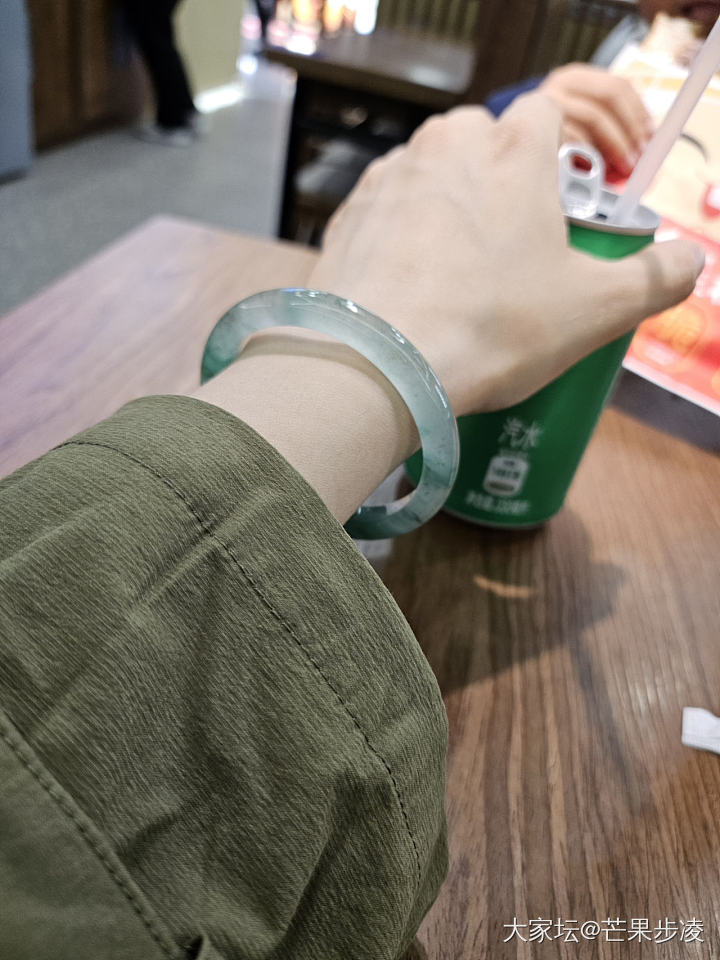 去年5月入坑的独龙玉，一年下来了还是喜欢的，手镯也没什么变化，回头看当时的价格也..._手饰玉石
