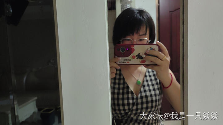 温馨提示：夏天瘦的女生穿大领口的裙子👗，弯腰时候要特别小心。_闲聊