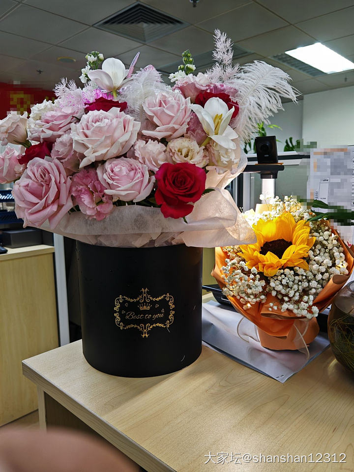 病休复工第一天，可爱的同事们送上了鲜花和祝福🥰，521 ，预祝自己明天复查一切顺利