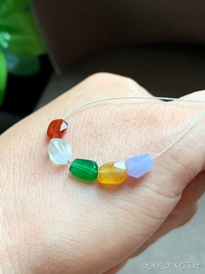 艳丽五彩随形珠，精致可爱_翡翠