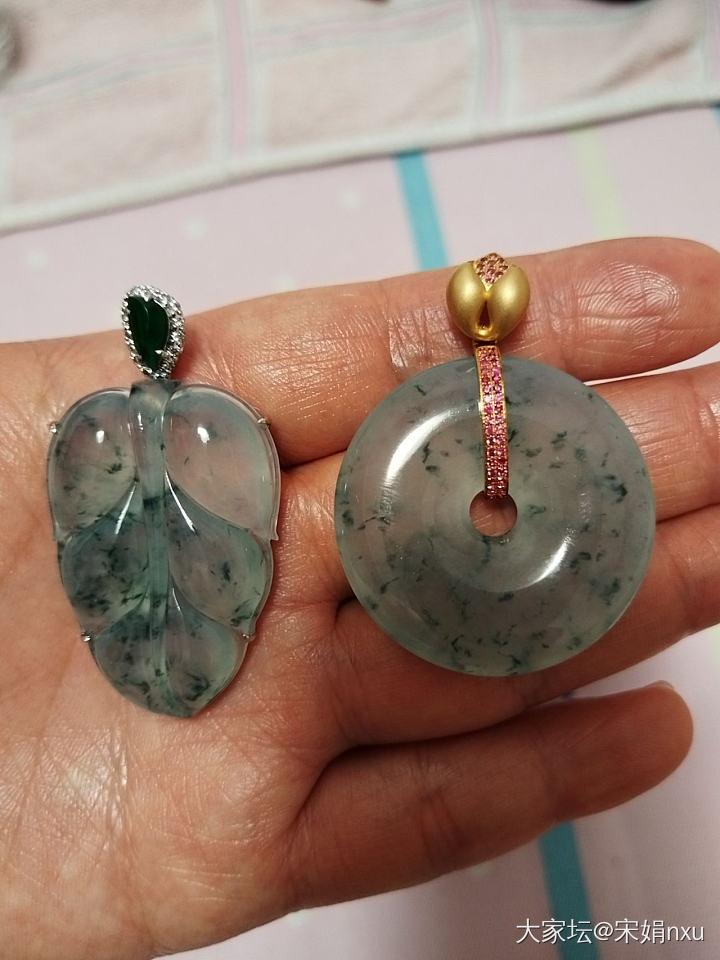 早年入的一对老种飘绿花，丫头三岁买的_翡翠