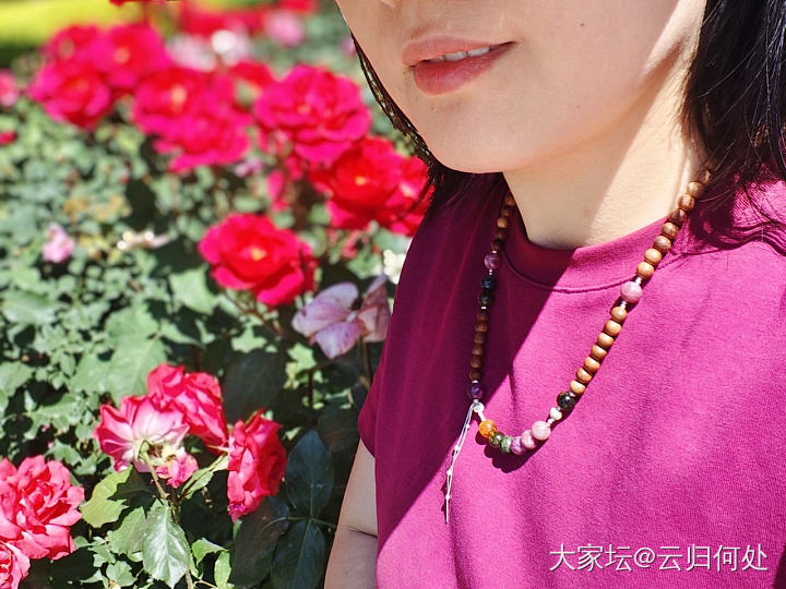 出来溜达一下嘿嘿😬😬😬沉香*碧玺项链很喜欢嘿嘿😬😬😬_碧玺沉香