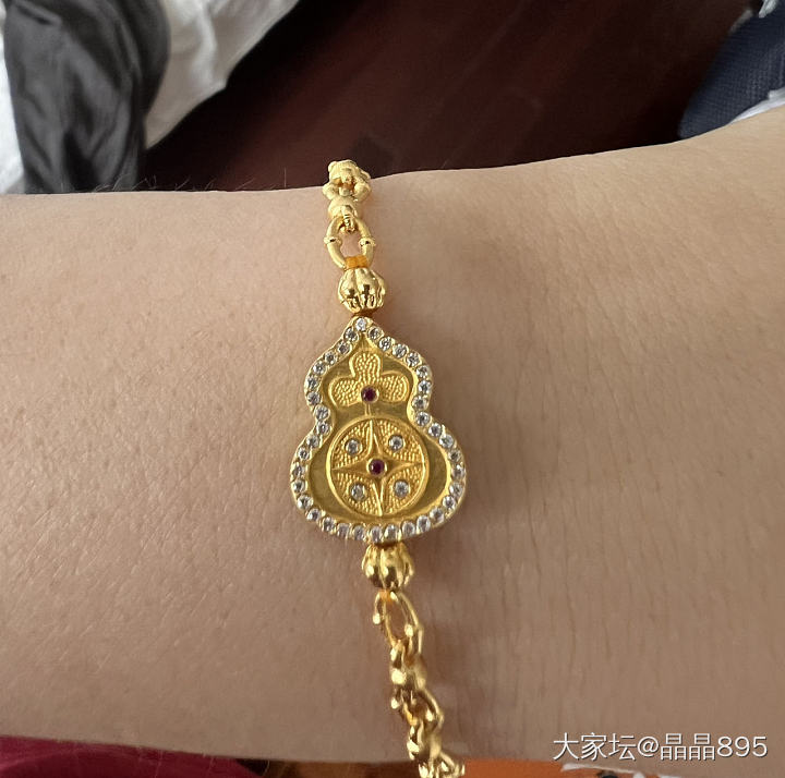 最近很喜欢这两款，但是克价要900了
有没有姐妹知道水贝哪个商家或者直播间哪里有..._金