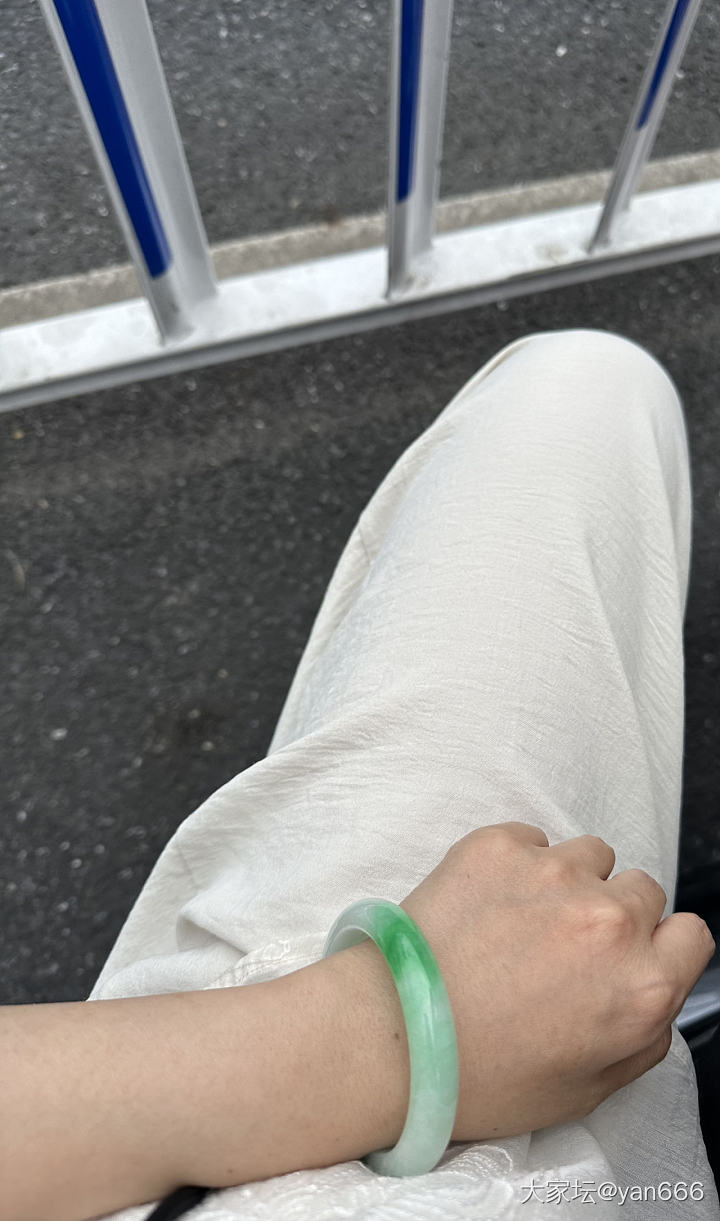色货也是在自然光下更好看_翡翠