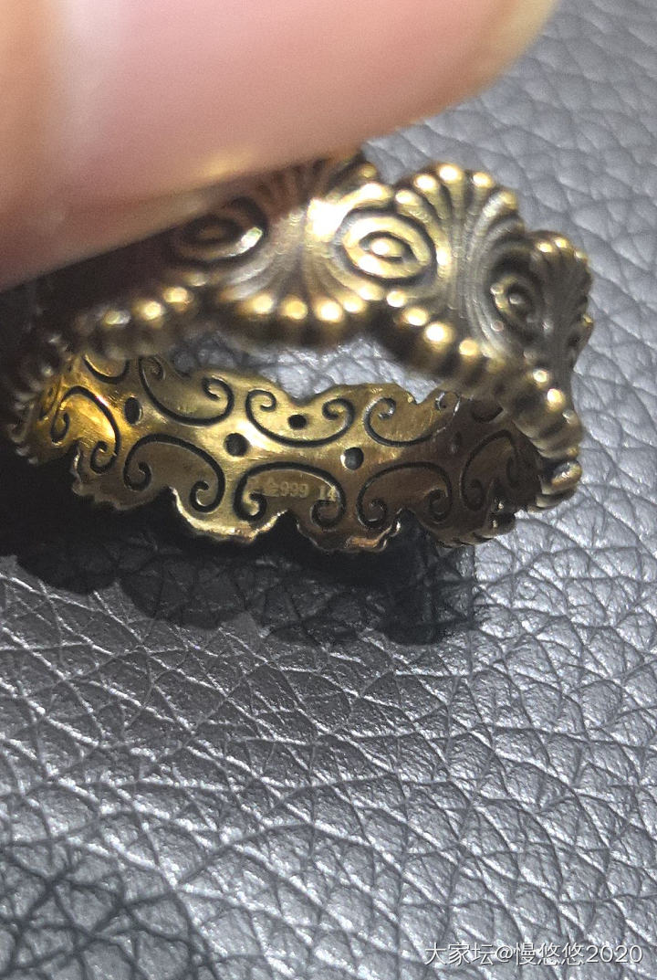 出两件黑金，品牌同款。_金
