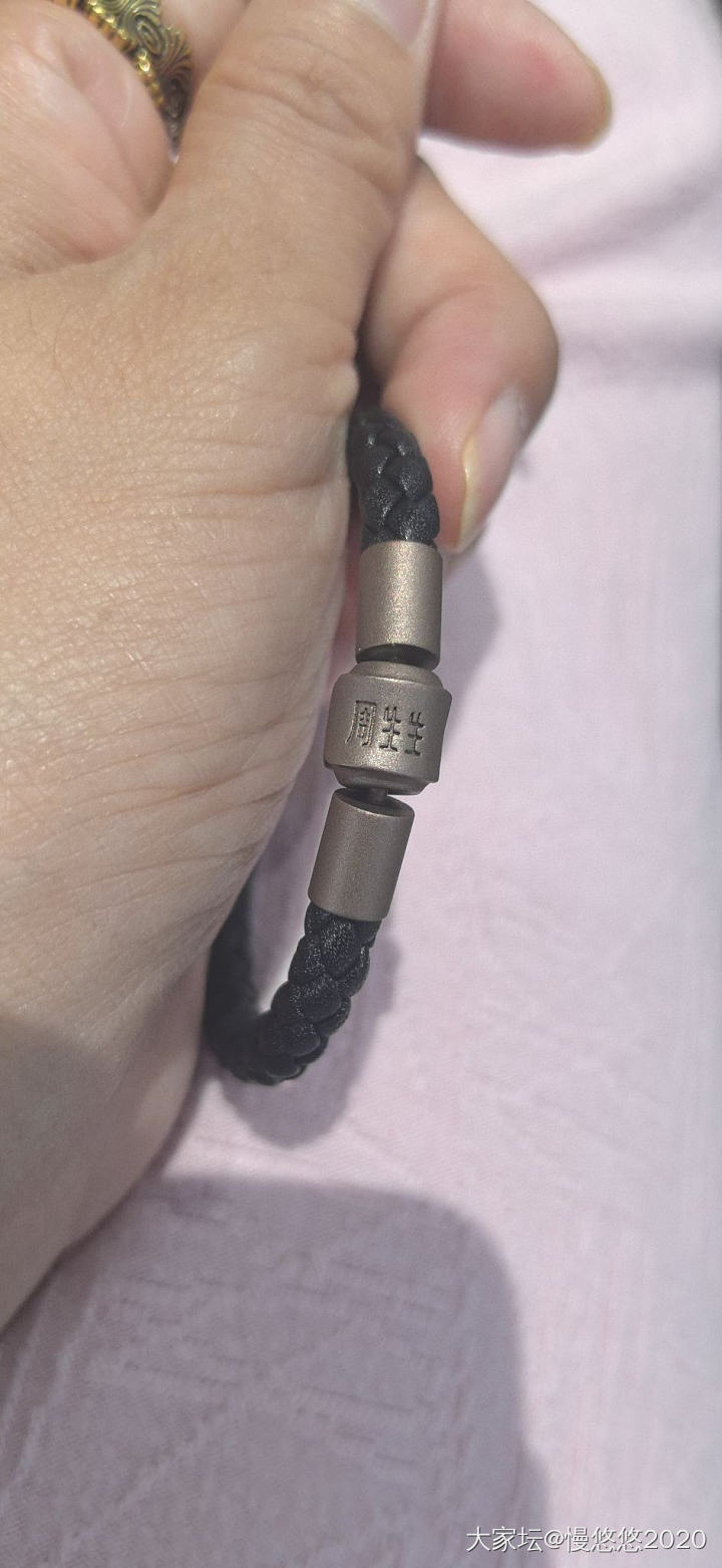 出两件黑金，品牌同款。_金