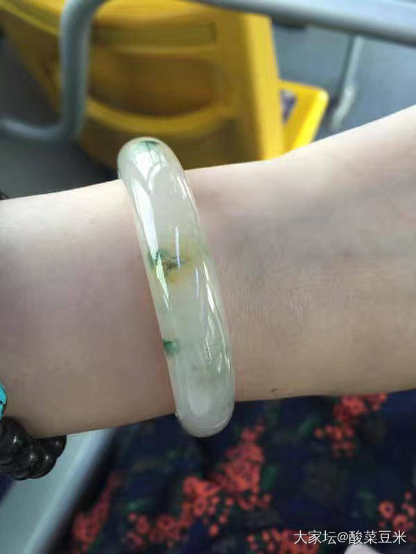 冰糯黄翡飘花手镯54.5_翡翠