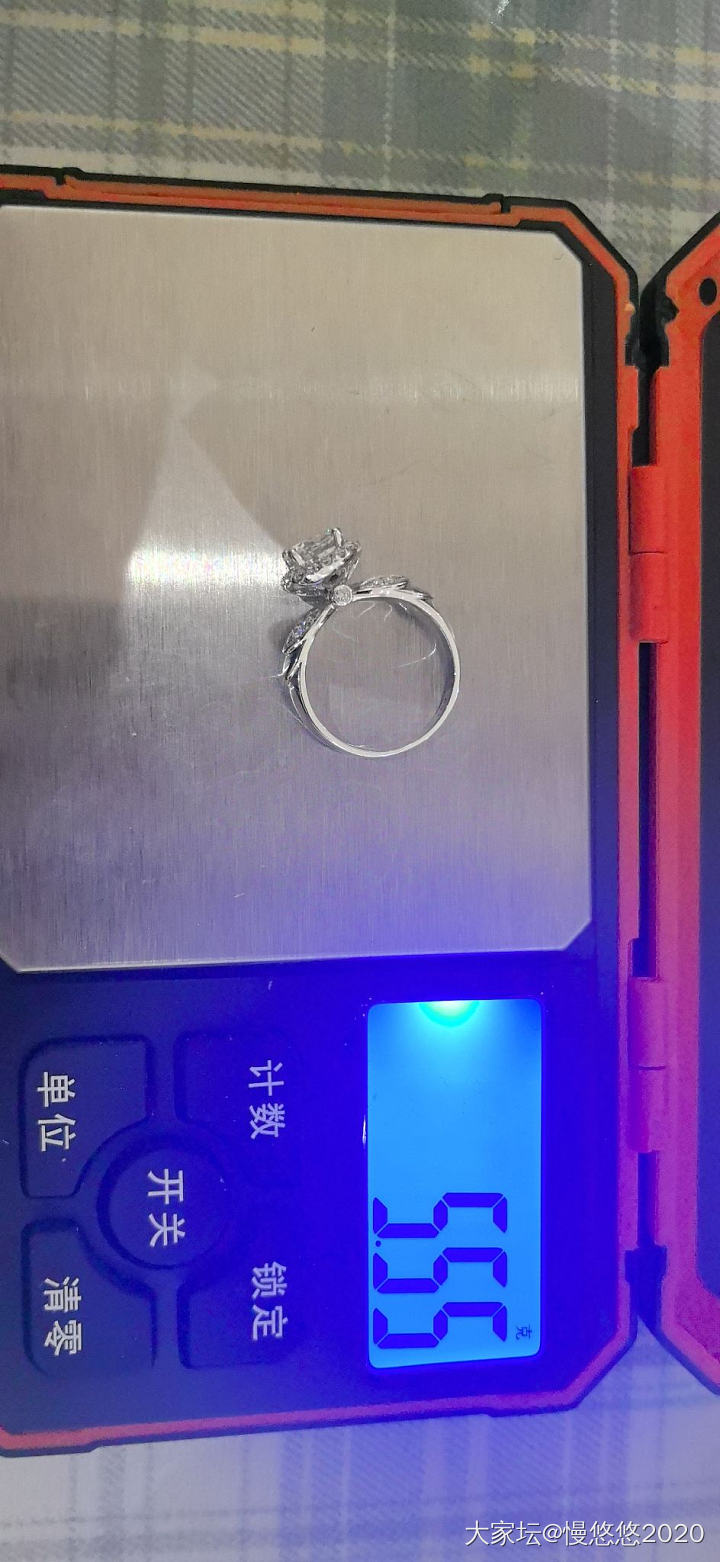 再出几个铂金镶嵌莫桑钻_首饰
