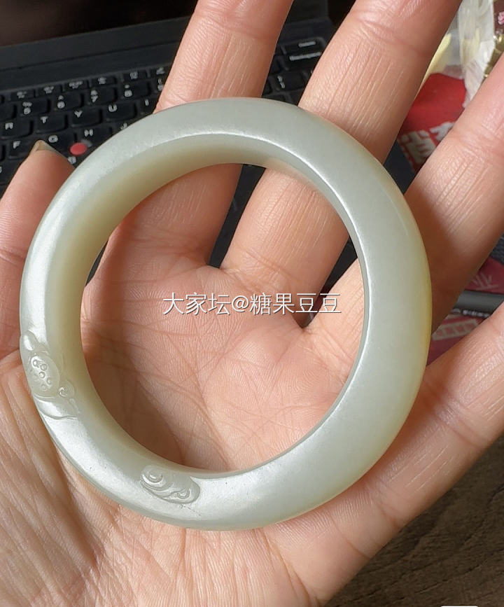 出一个带皮的籽镯_和田玉