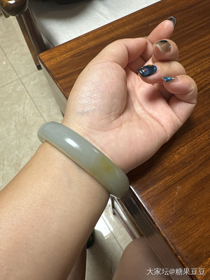出一个带皮的籽镯_和田玉