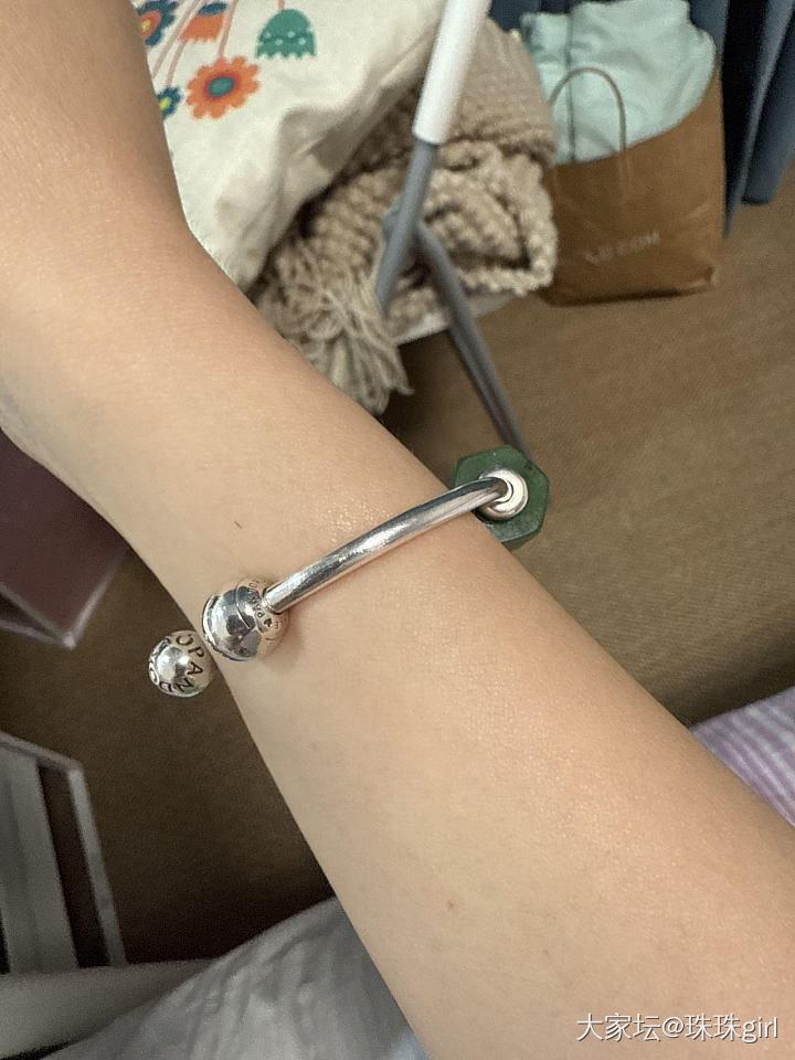 新到的货～
乌兰海六边形珠珠战士耶
本来想单独戴
但是发现叠戴也挺好看的_玉石和田玉