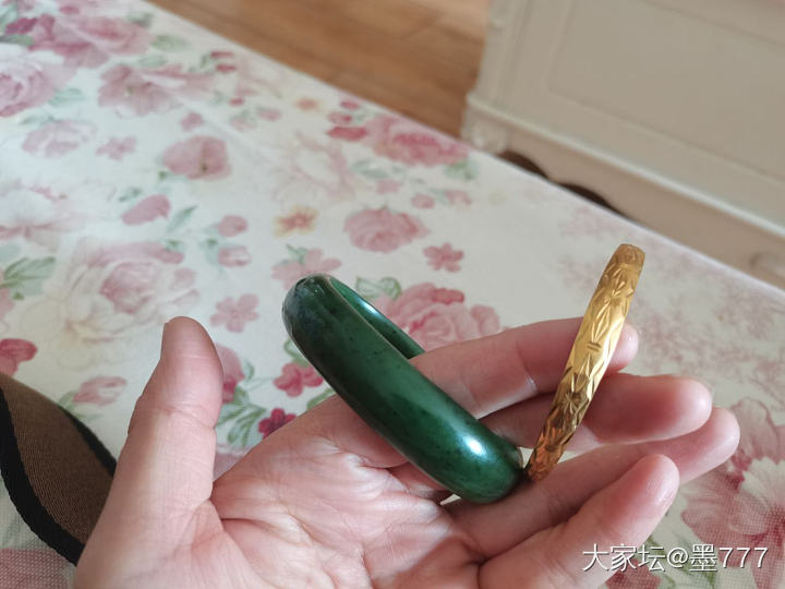 多年以前送给妈妈的，今天要回来一金一银一和田😆😆😆😆。。_手镯银