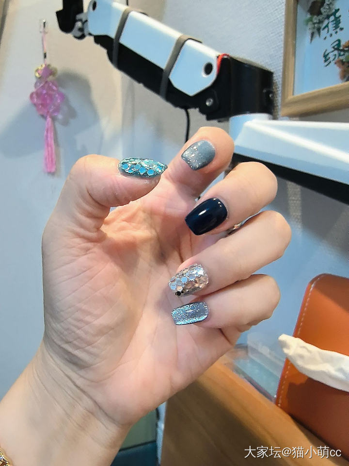蓝色美甲好显黑_金翡翠