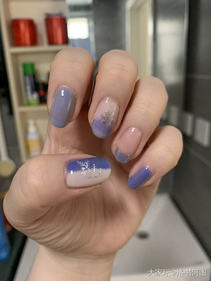 蓝色美甲好显黑_金翡翠