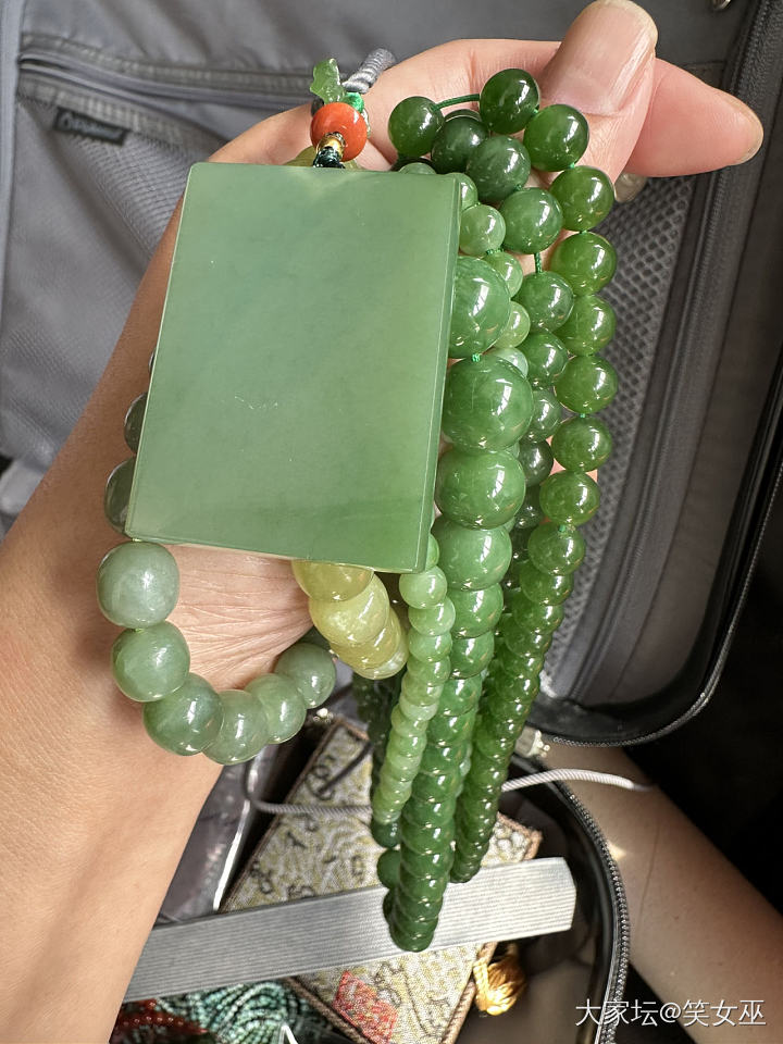 刚鉴赏了一条卡12的苹果绿手串_珠串和田玉