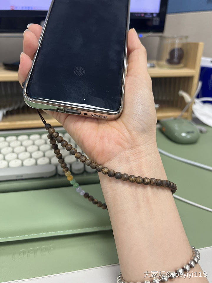 翠儿的沉香散珠做了手机链_文玩
