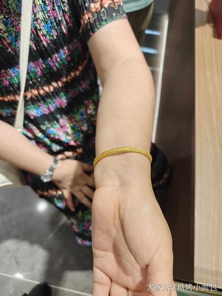 给妈妈打了个金手镯_金