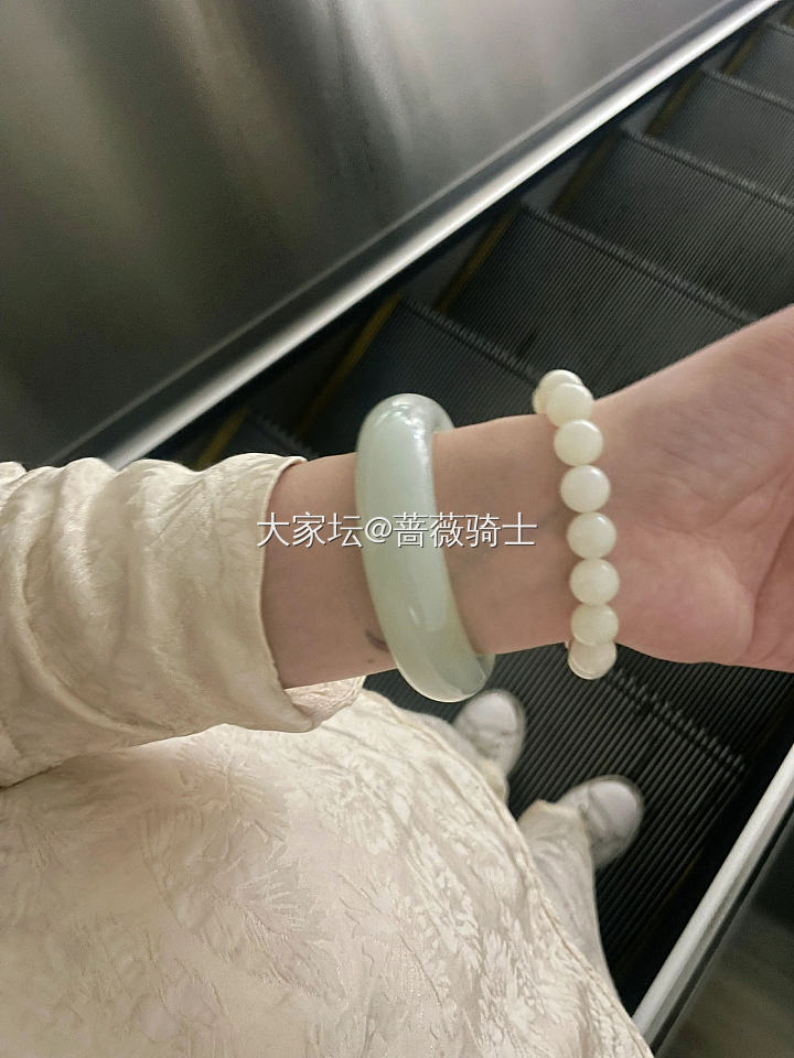 山料也有发光的一天_手镯和田玉