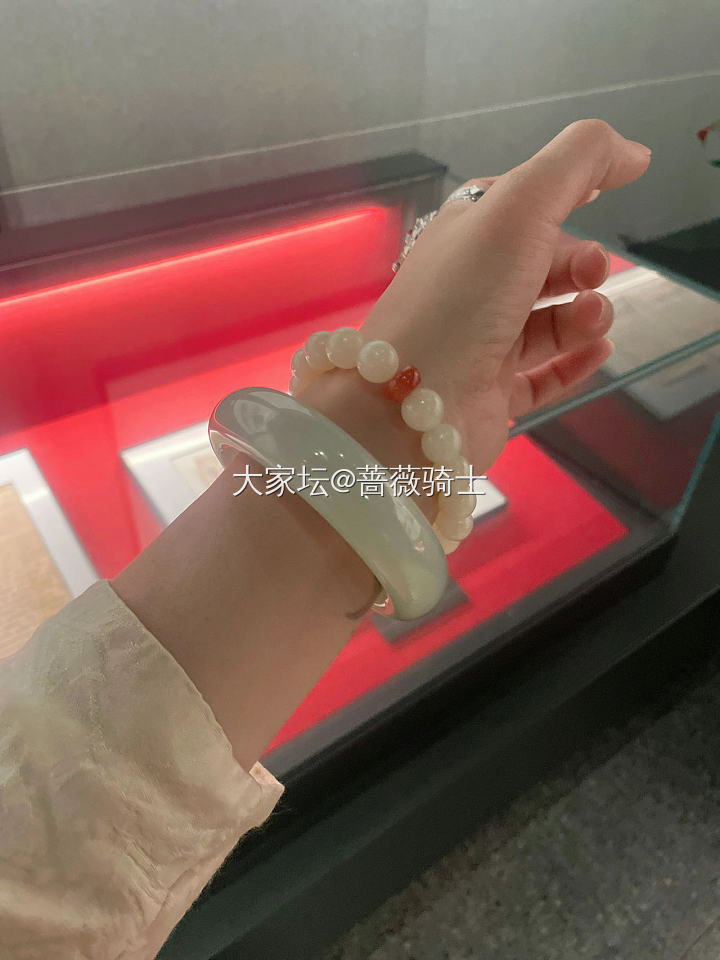 山料也有发光的一天_手镯和田玉