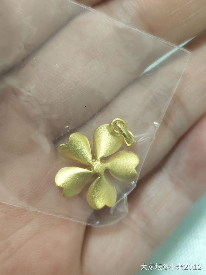 出周生生的吊坠_金