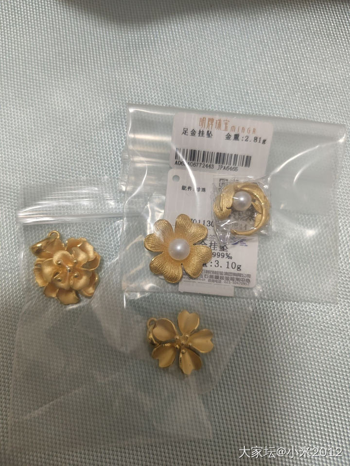 出周生生的吊坠_金