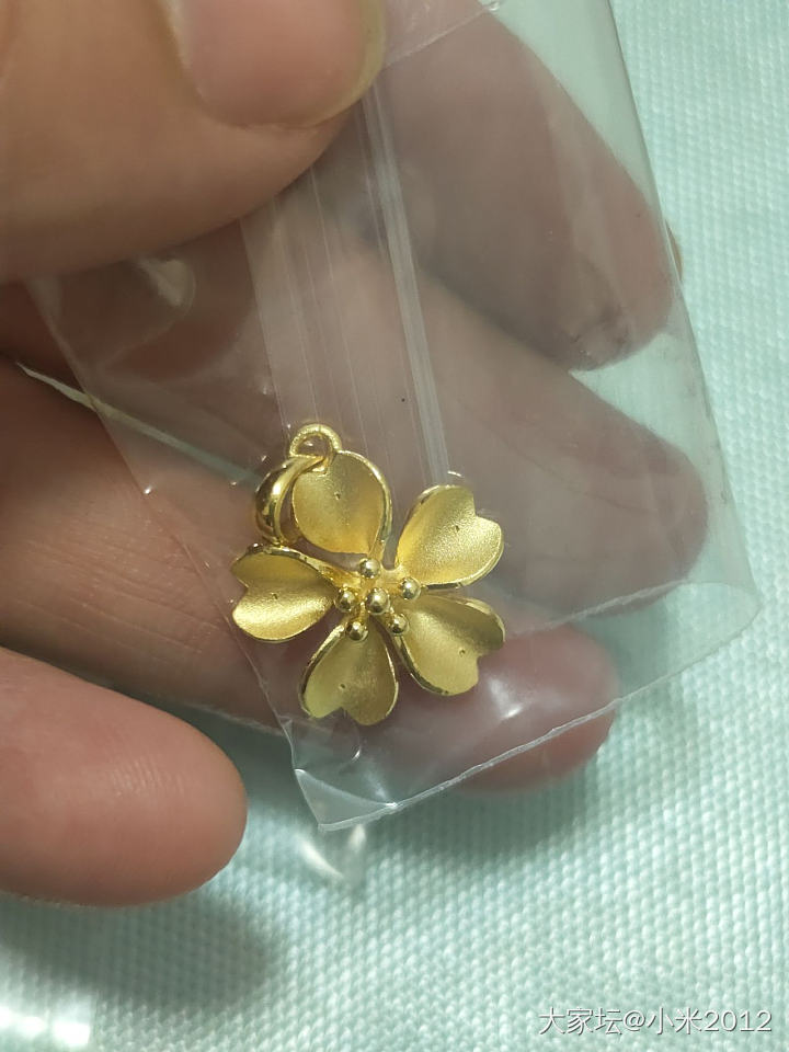 出周生生的吊坠_金