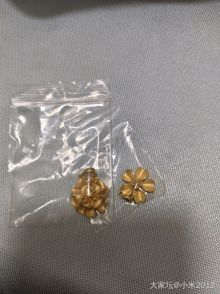 出周生生的吊坠_金
