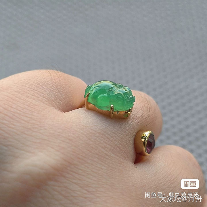 （已出鉴赏）冰绿三脚金蟾翡翠戒指_翡翠