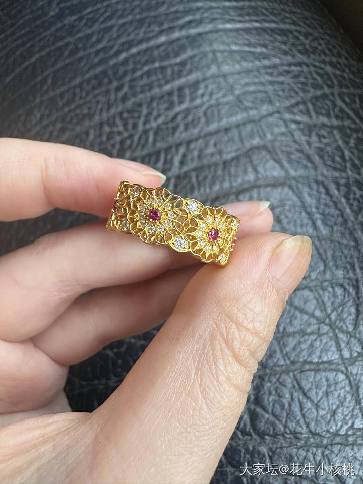 出玫瑰花窗戒指和泥鳅背手镯_金