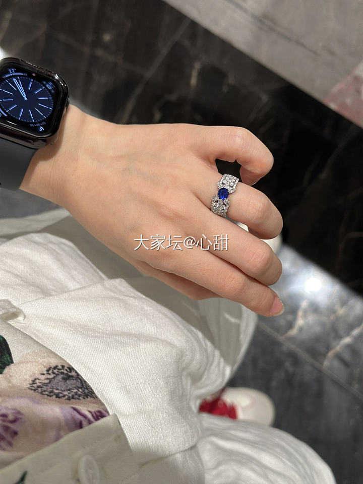 挑战珠宝首饰不重样第57天 没有光的时候，我的蓝宝石好黑喔_戒指蓝宝石