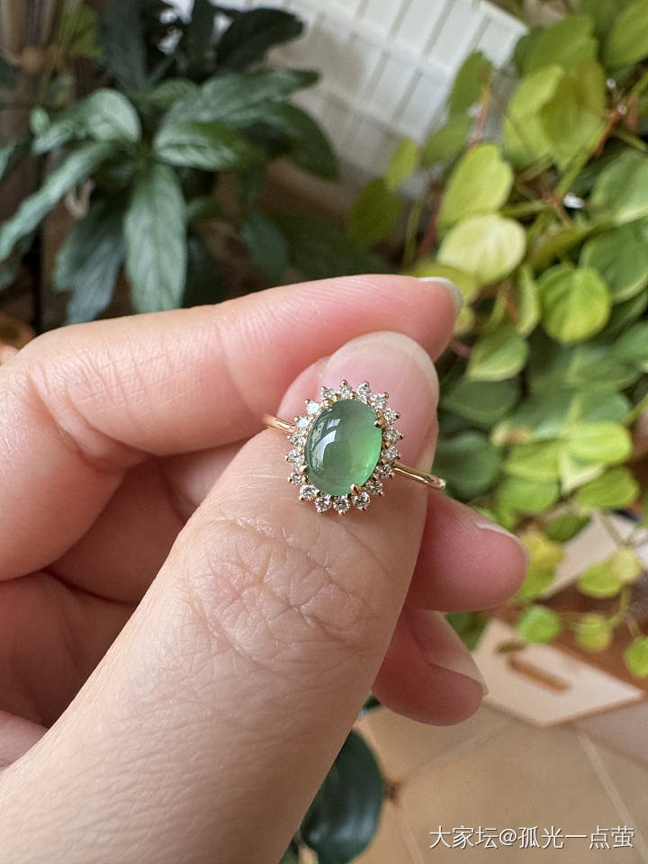 出两个翡翠小戒指_金