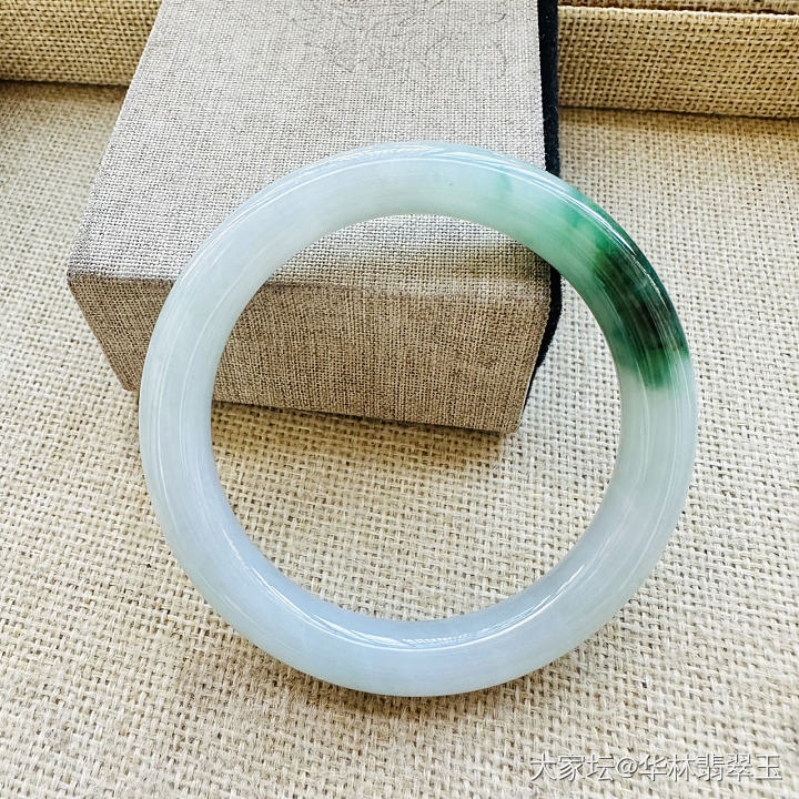 糯化地白底青圆条56mm_翡翠