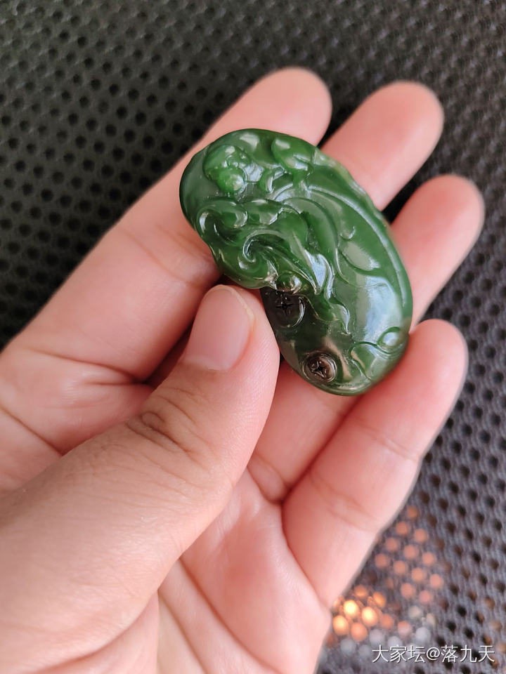 碧玉手工雕刻特色吊坠，聚红皮料_和田玉