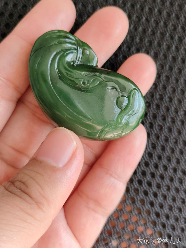 碧玉手工雕刻特色吊坠，聚红皮料_和田玉