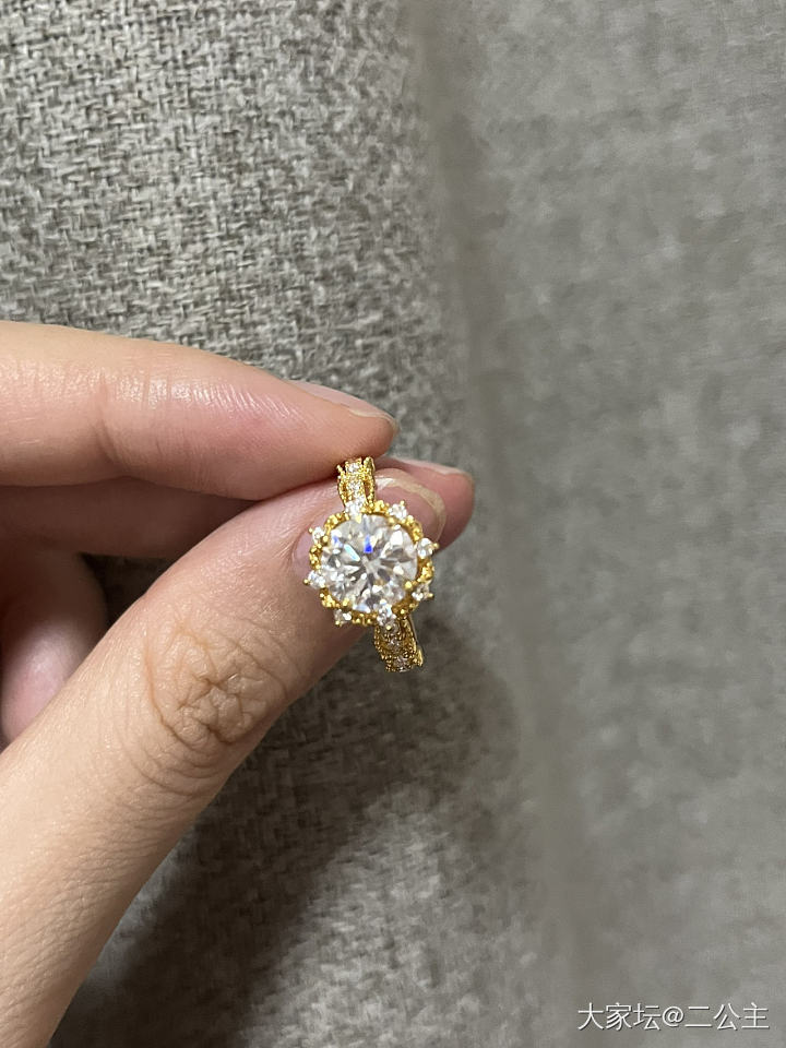 千叶莫桑钻黄金戒指_金