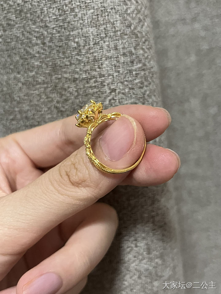 千叶莫桑钻黄金戒指_金