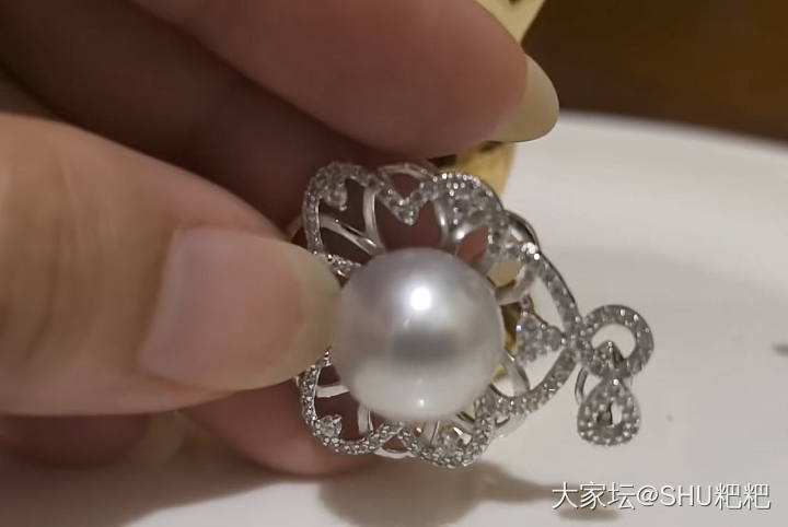 天然大澳白珍珠耳钉，点位13.5-14的大点位，微瑕近圆，算有一点点馒头_有机宝石