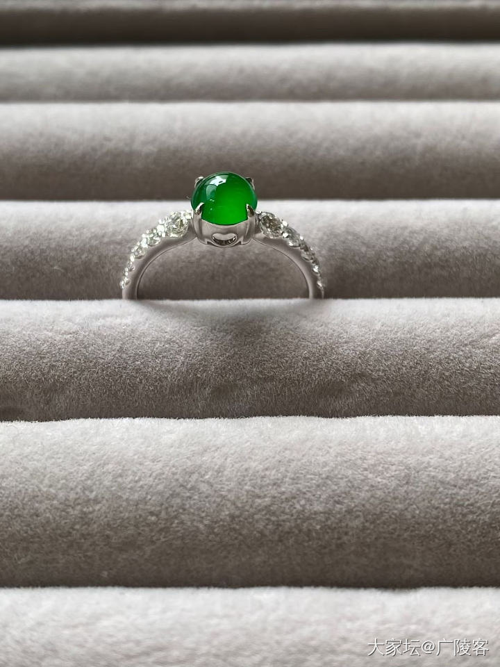 麻团家冰种浓阳绿翡翠排戒_翡翠