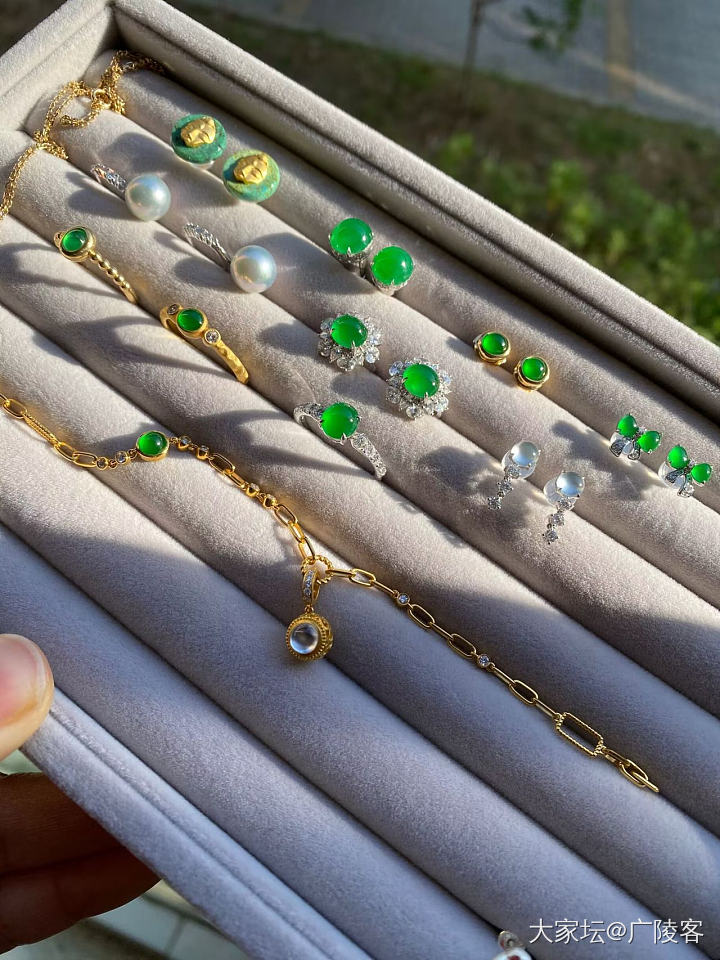 麻团家冰种浓阳绿翡翠排戒_翡翠