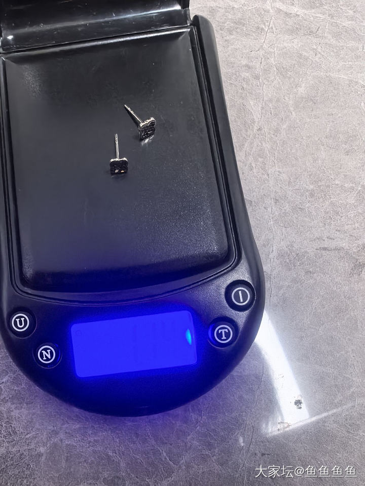 六桂福Pt950耳钉_金