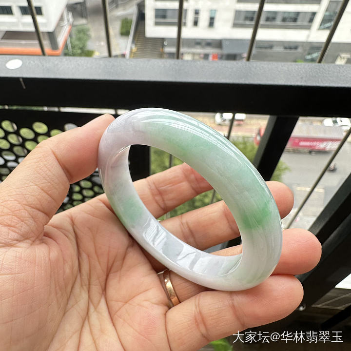 白底青翡翠手镯53.5mm_翡翠