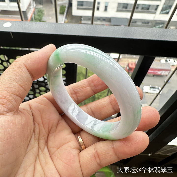 白底青翡翠手镯53.5mm_翡翠