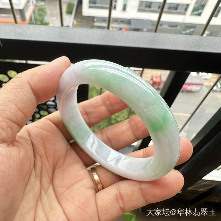 白底青翡翠手镯53.5mm_翡翠