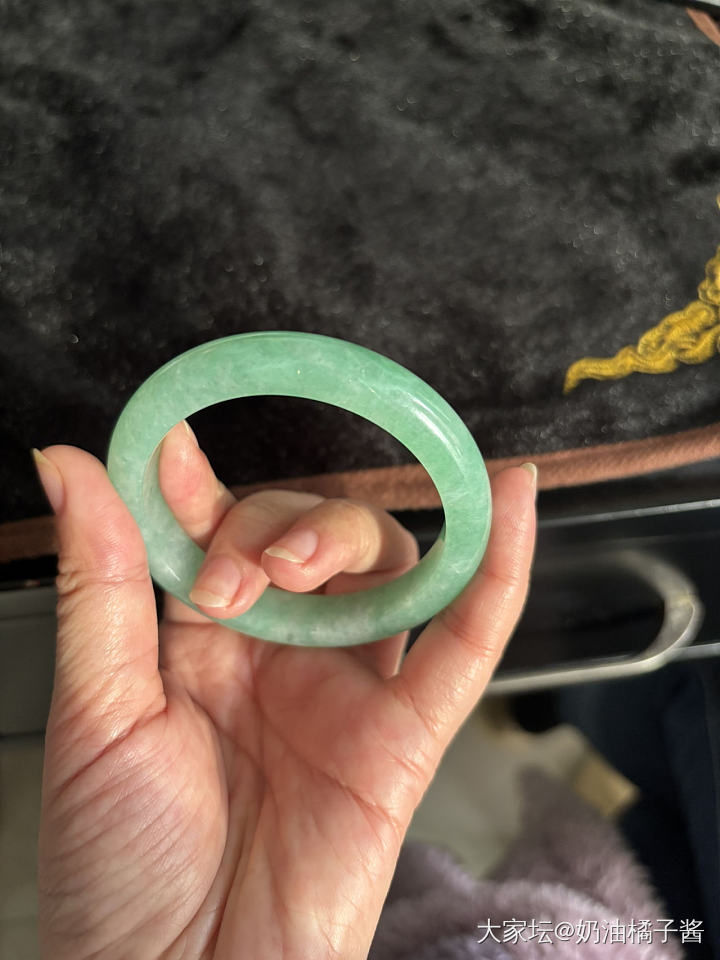 52.1正圈满圈豆绿底色飘色花翡翠手镯_翡翠