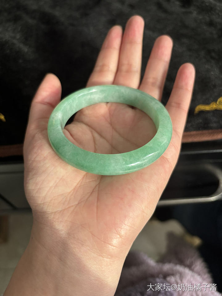 52.1正圈满圈豆绿底色飘色花翡翠手镯_翡翠